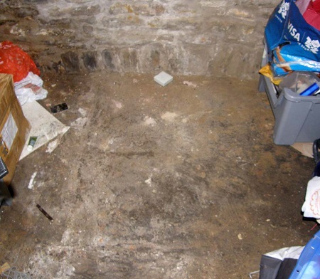 Segmental arch viewed from the east cellar of 7 King’s Wall. Note there appear to be two square flagstones laid in front of the arch.